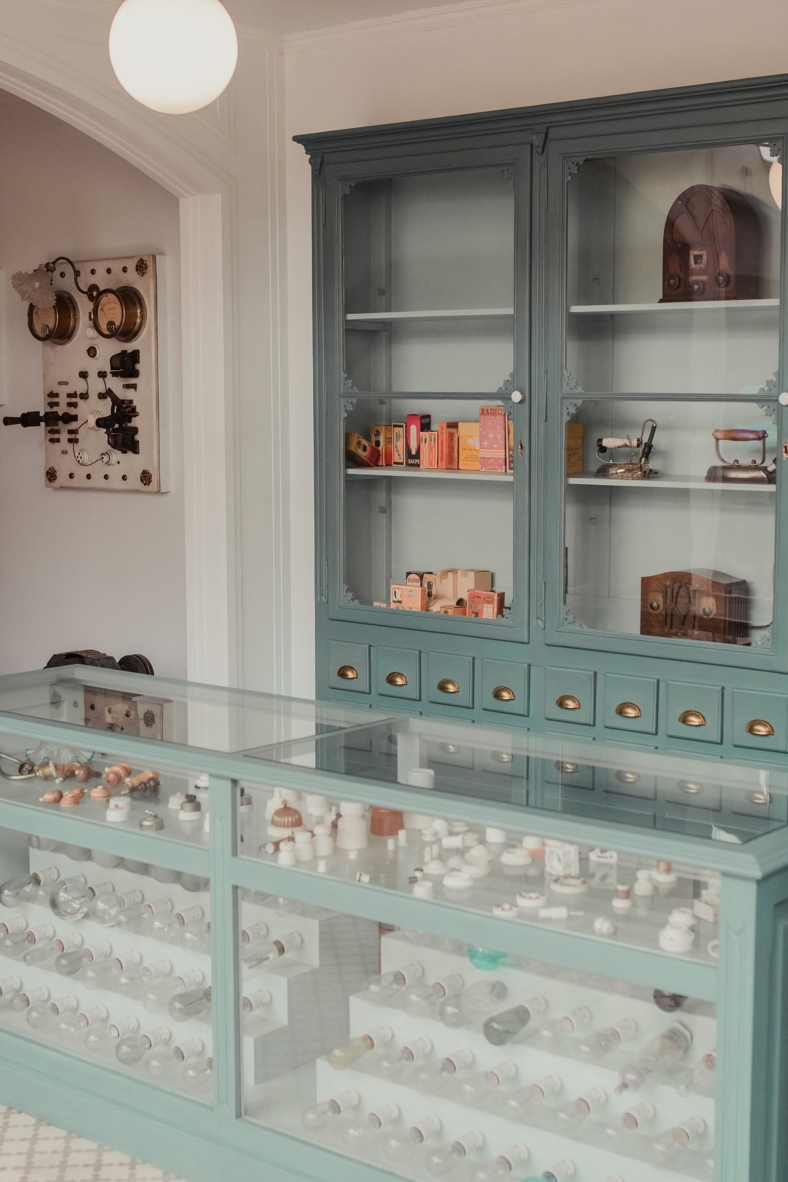Elegant retail display cabinet with invisible undermount soft-close drawers